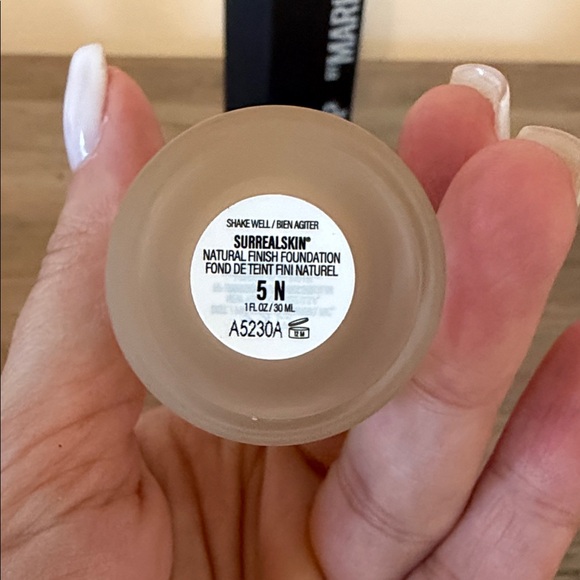 MAKEUP BY MARIO - SurrealSkin® Natural Finish Foundation -
Shade 5N - Picture 2 of 2